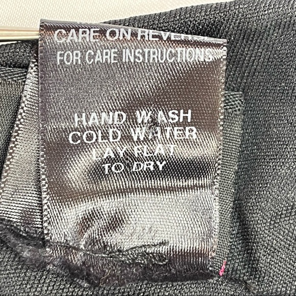 Vintage Torrid Black Crinkle One Shoulder Top Size 2 - Picture 11 of 12